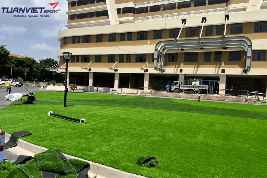 Thảm cỏ nhân tạo sân vườn giá rẻ – ứng dụng trong nhà, trường học, quán cafe và khu dân cư