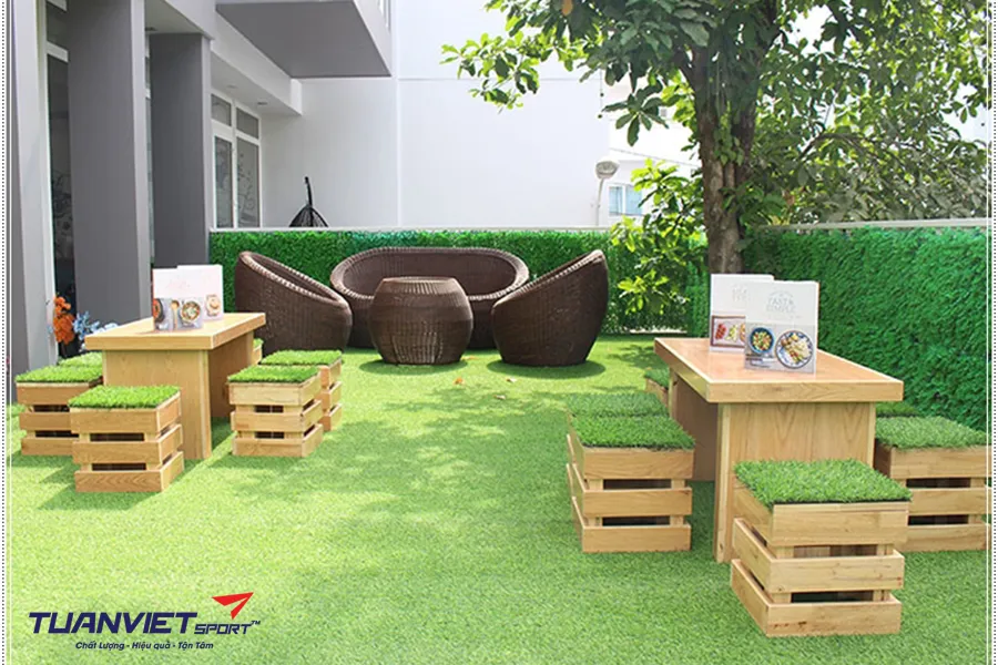 Thảm cỏ nhân tạo sân vườn giá rẻ – ứng dụng trong nhà, trường học, quán cafe và khu dân cư