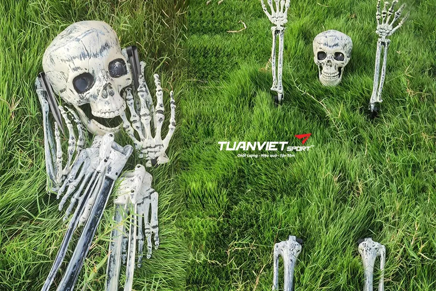 Trang trí Halloween ấn tượng với cỏ nhân tạo, đầu lâu giả và phụ kiện ma mị