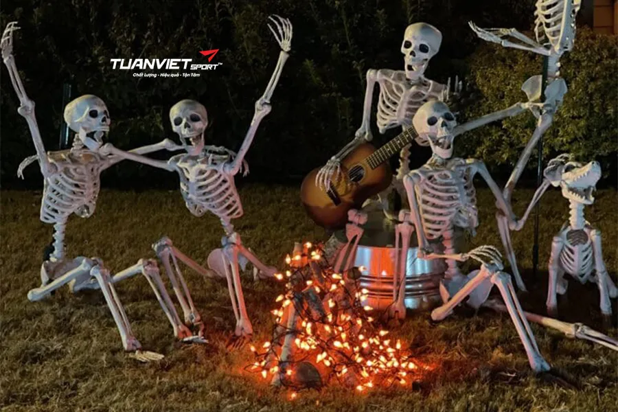 Trang trí Halloween ấn tượng với cỏ nhân tạo, đầu lâu giả và phụ kiện ma mị
