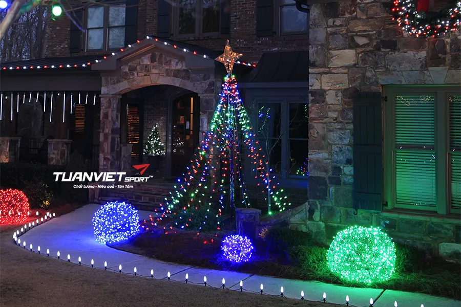 Trang trí khu chụp ảnh Giáng sinh ngoài trời với cỏ nhân tạo và ánh sáng LED lung linh