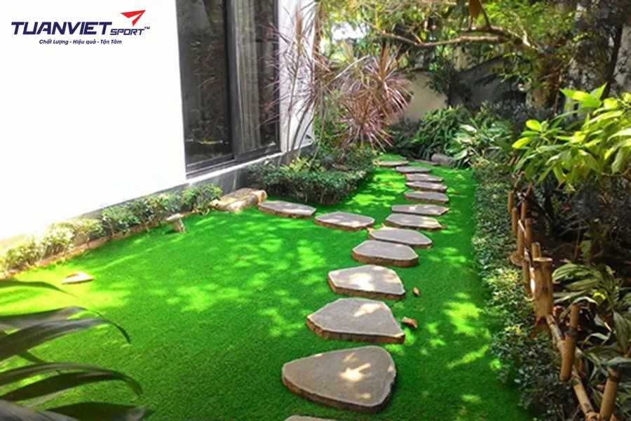 Trang Trí tiểu cảnh sân vườn đẹp với cỏ nhân tạo sân vườn được ưa chuộng nhất hiện nay