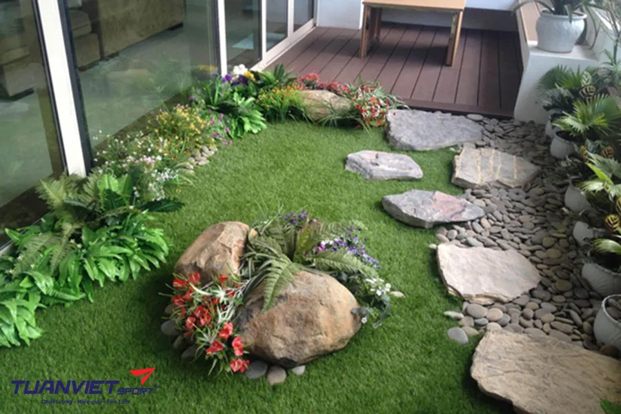 Trang Trí tiểu cảnh sân vườn đẹp với cỏ nhân tạo sân vườn được ưa chuộng nhất hiện nay