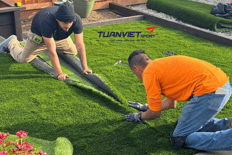 Ý tưởng trang trí sân cỏ nhân tạo đón Giáng sinh ấm áp và độc đáo