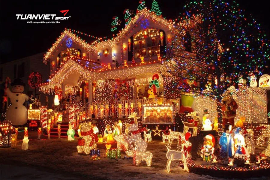 Ý tưởng trang trí sân cỏ nhân tạo đón Giáng sinh ấm áp và độc đáo