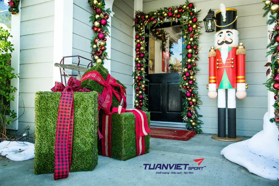 Ý tưởng trang trí sân cỏ nhân tạo đón Giáng sinh ấm áp và độc đáo
