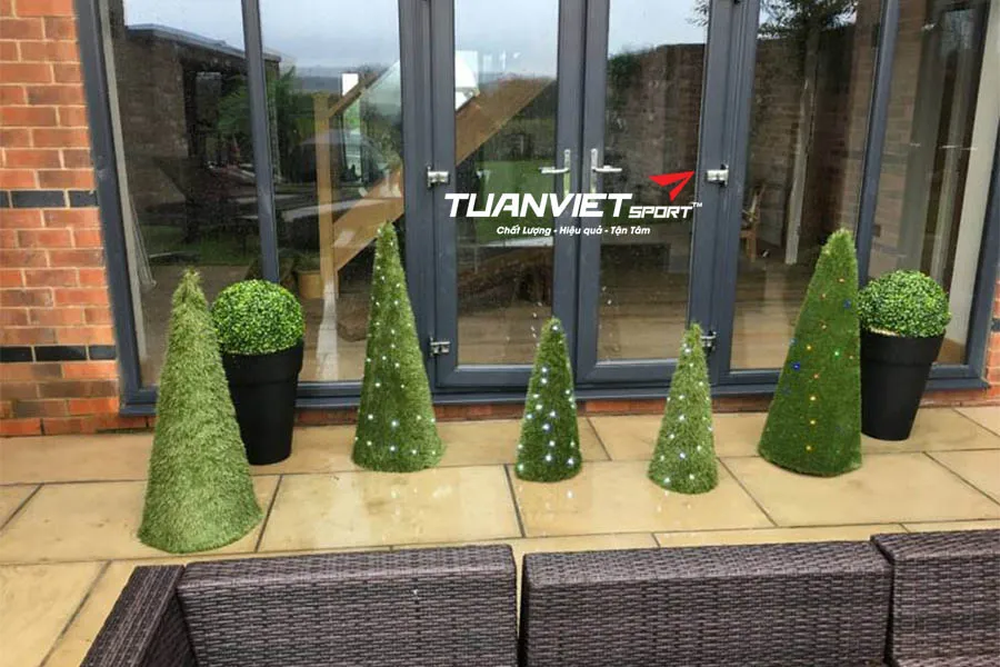 Ý tưởng trang trí sân cỏ nhân tạo đón Giáng sinh ấm áp và độc đáo