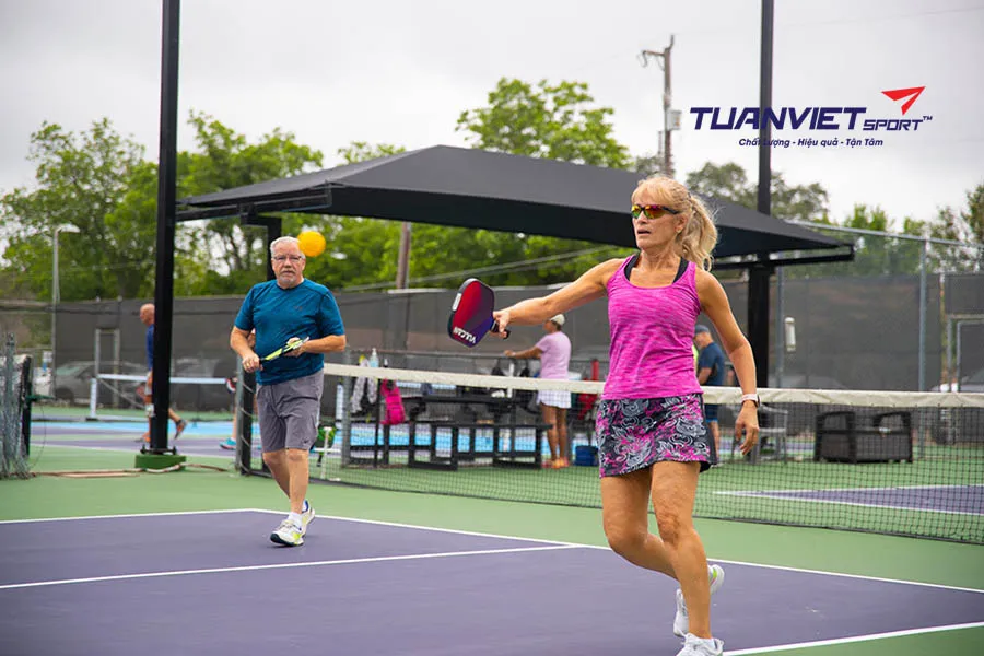 3 kỹ thuật trả giao bóng pickleball giúp bạn giữ thế chủ động