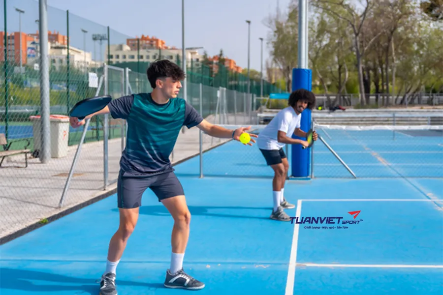 5 bước cải thiện cú giao bóng trong Pickleball để mạnh mẽ và chính xác hơn