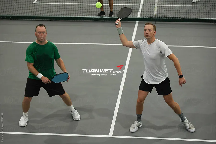5 bước cải thiện cú giao bóng trong Pickleball để mạnh mẽ và chính xác hơn