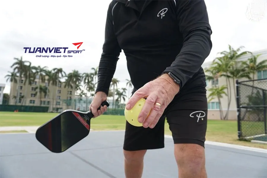 5 bước cải thiện cú giao bóng trong Pickleball để mạnh mẽ và chính xác hơn