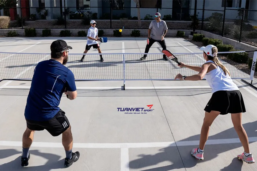 5 c&aacute;ch điều phối b&oacute;ng th&ocirc;ng minh bắt đối thủ li&ecirc;n tục chạy trong pickleball
