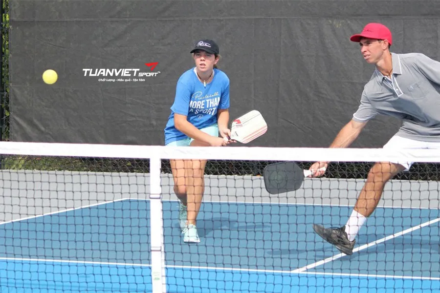 5 c&aacute;ch điều phối b&oacute;ng th&ocirc;ng minh bắt đối thủ li&ecirc;n tục chạy trong pickleball