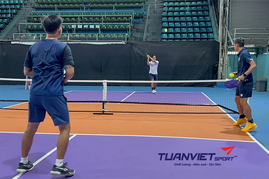 An toàn trên sân Pickleball: Cách xử lý khi bóng lạc sang sân khác
