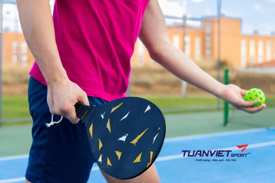 Bí quyết nâng cao sự ổn định khi giao bóng Pickleball: Topspin