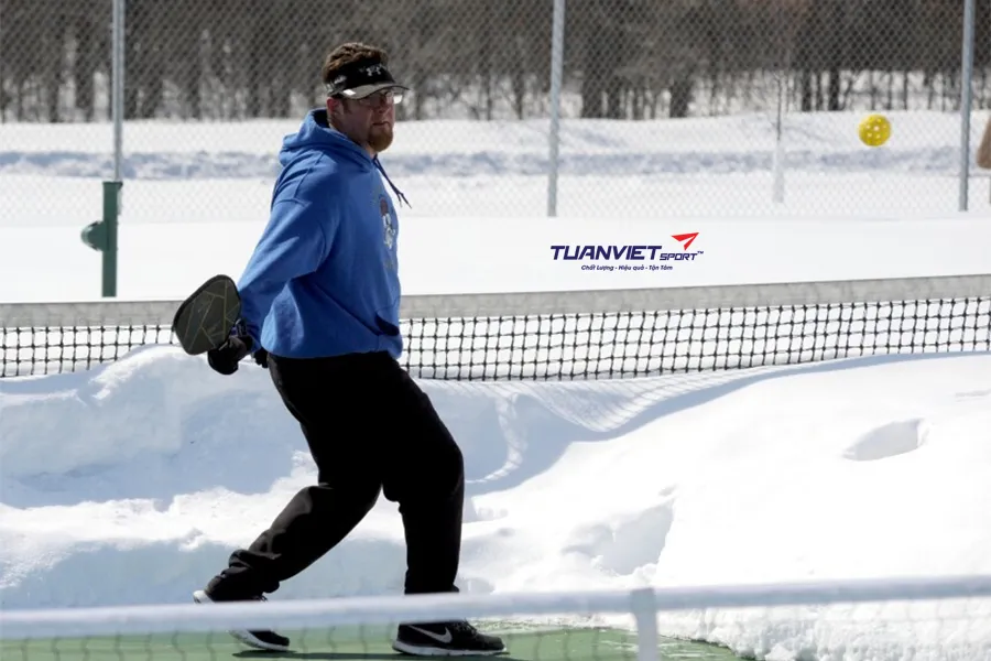 Cách giữ ấm và chơi pickleball hiệu quả khi trời lạnh
