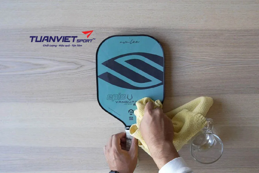 Cách làm sạch vợt pickleball có bề mặt InfiniGrit đúng chuẩn để kéo dài tuổi thọ 