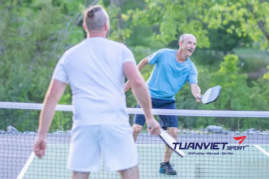 Cách phòng tránh chấn thương khi chơi Pickleball cho người trung niên và cao tuổi