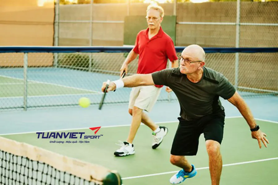 Cách phòng tránh chấn thương khi chơi Pickleball cho người trung niên và cao tuổi