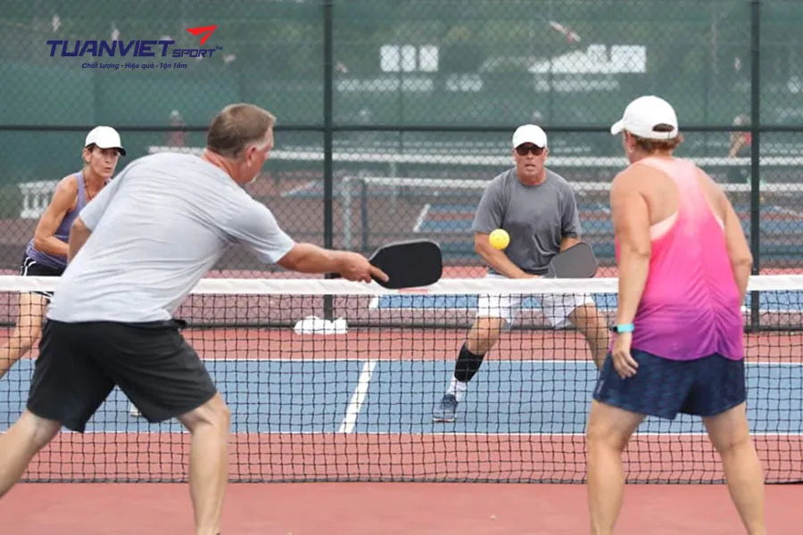 Cách phòng tránh đau khớp khi chơi Pickleball cho người trên 40 tuổi