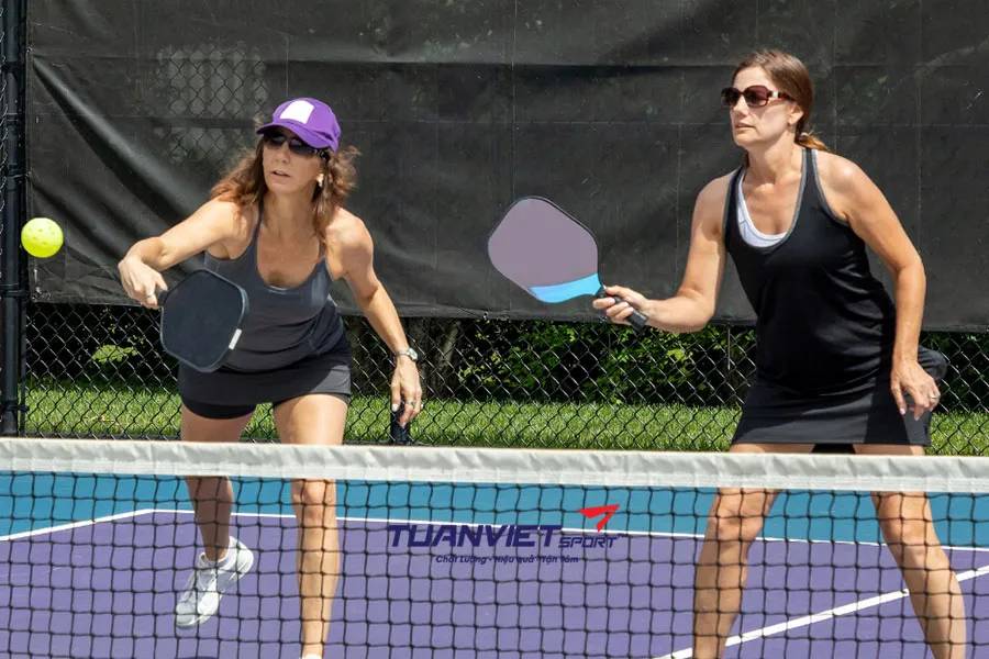 Cách phòng tránh đau khớp khi chơi Pickleball cho người trên 40 tuổi