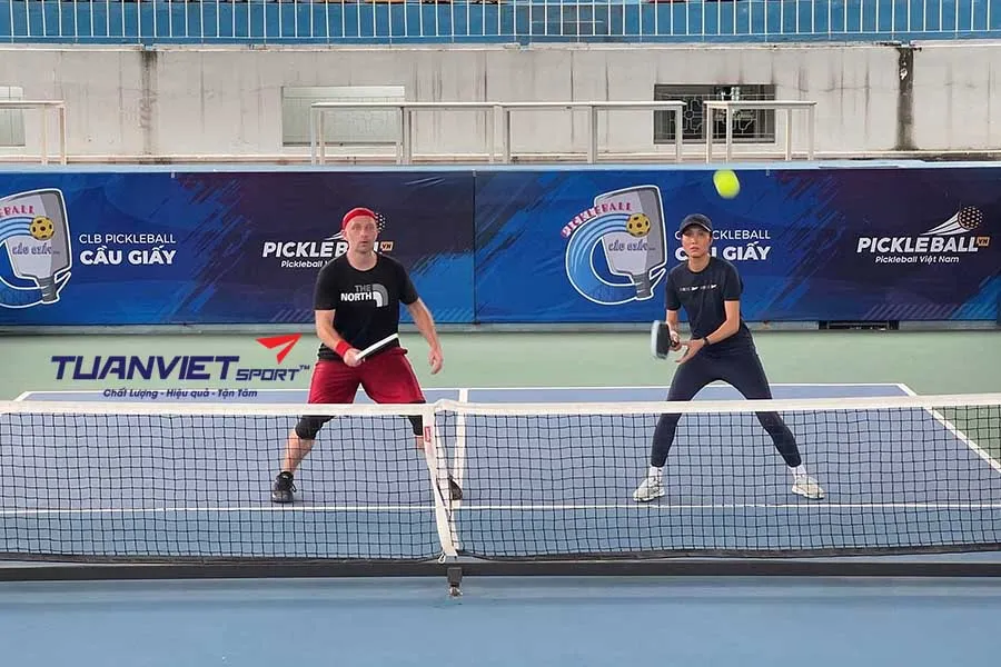 Cách sống sót qua những trận Pickleball nắng nóng