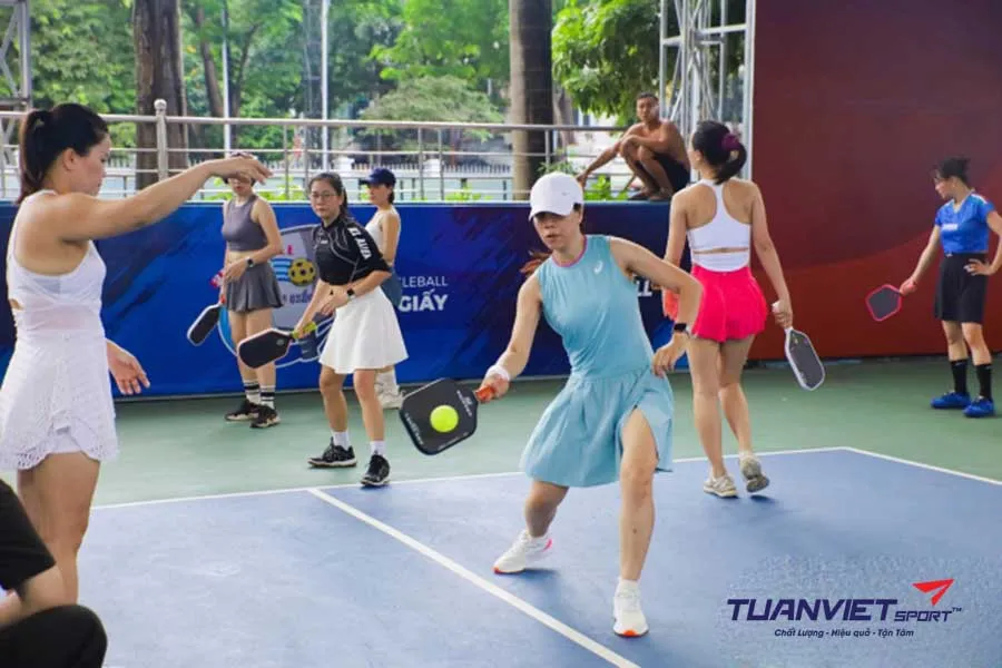 Cách sống sót qua những trận Pickleball nắng nóng