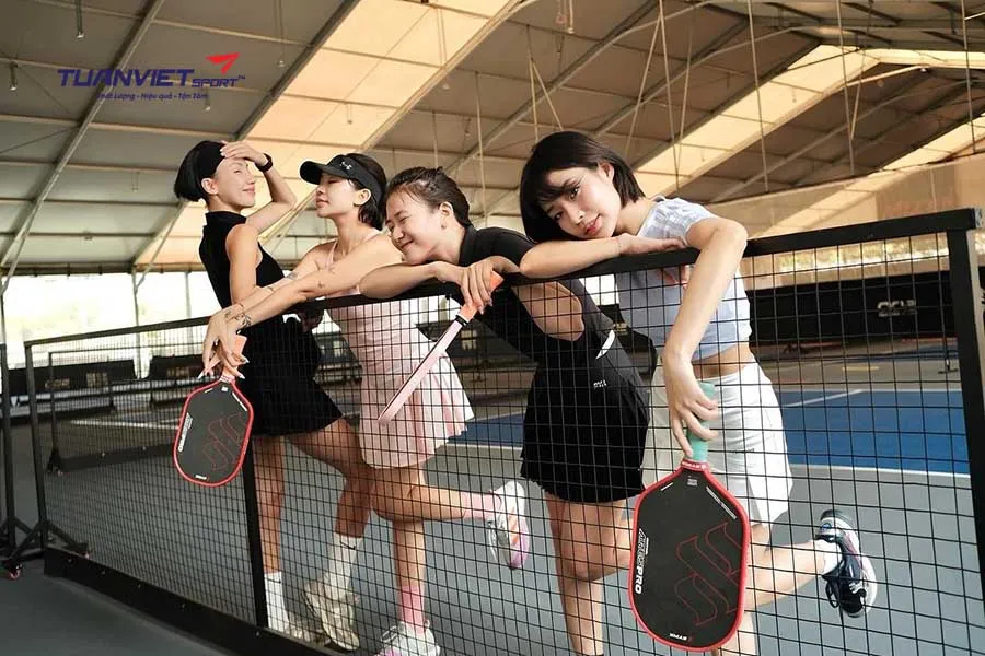 Cách sống sót qua những trận Pickleball nắng nóng