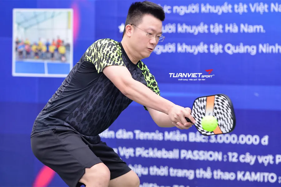 Cách sử dụng cú đánh Backhand hai tay hiệu quả trong đơn và đôi Pickleball