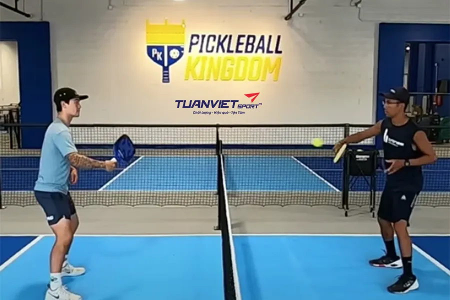Cách sử dụng cú lob trong pickleball đúng cách và đúng lúc