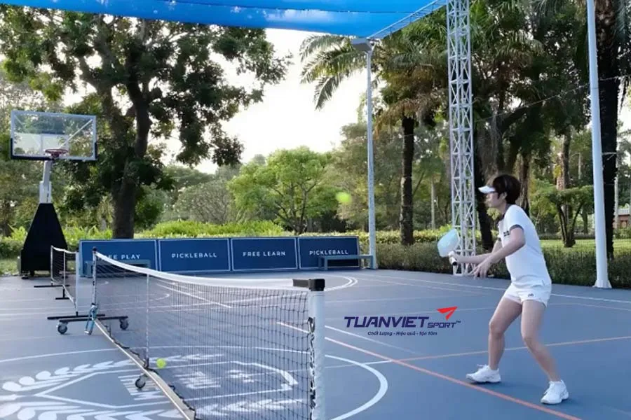 C&aacute;ch sử dụng Split Step để giữ thăng bằng khi chơi Pickleball