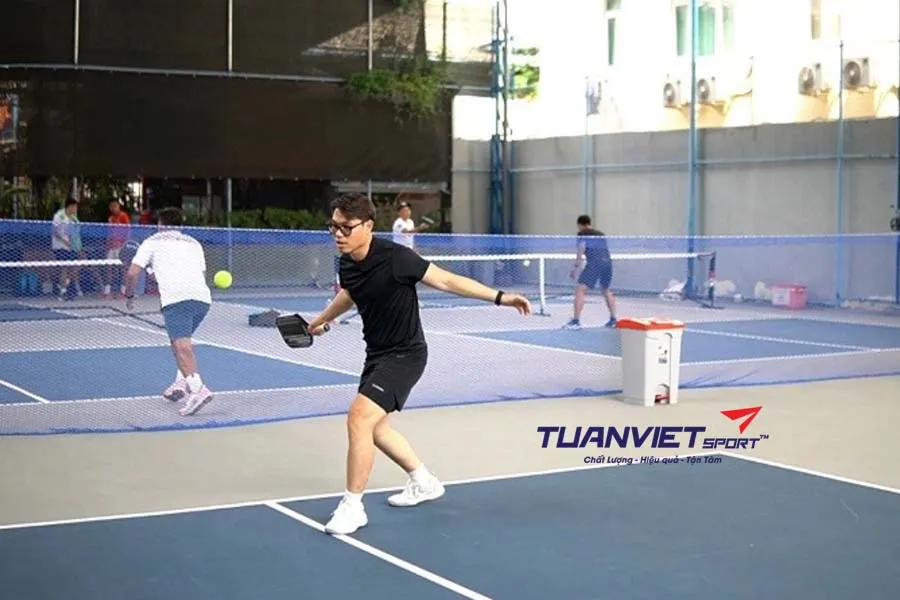 C&aacute;ch sử dụng Split Step để giữ thăng bằng khi chơi Pickleball