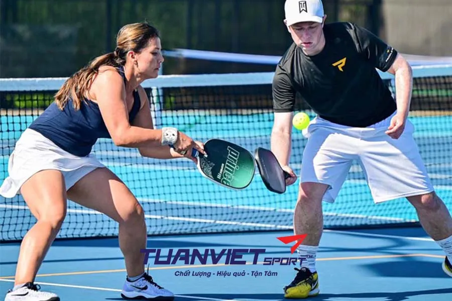Cách Tạo Lợi Thế Ngay Từ Cú Giao Bóng Trong Pickleball