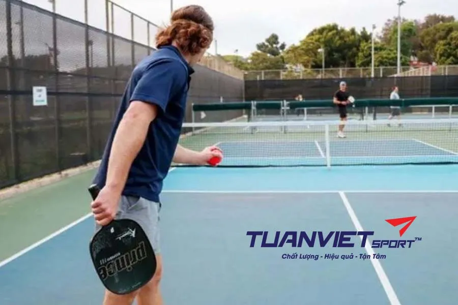 Cách Tạo Lợi Thế Ngay Từ Cú Giao Bóng Trong Pickleball