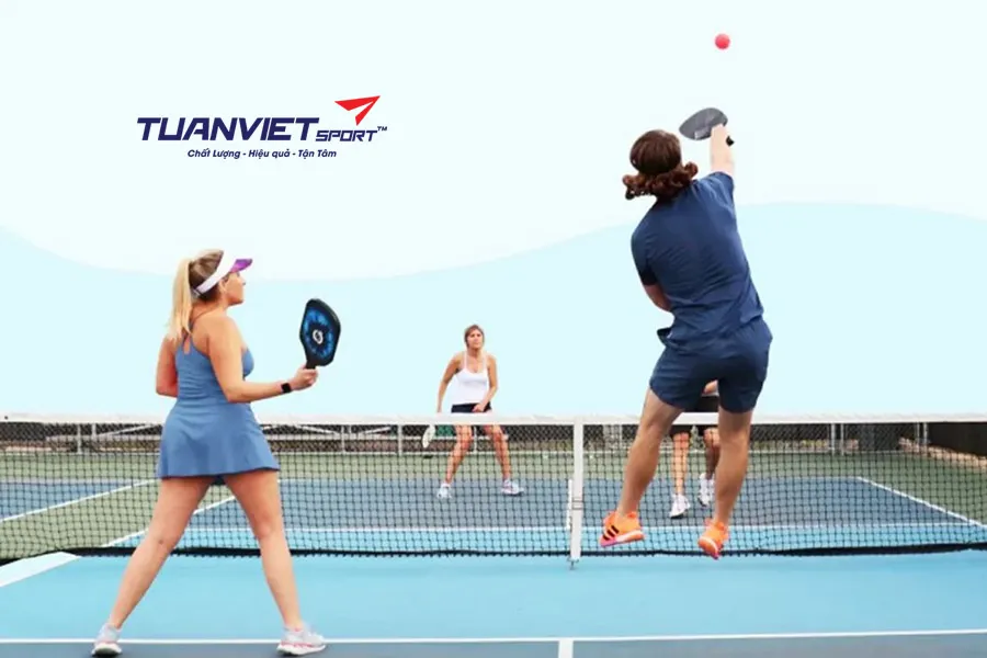 Cách xử lý cú đánh khi đứng chân sau trong Pickleball để không mất điểm oan