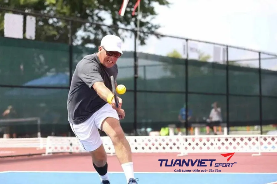 Cách xử lý cú đánh khi đứng chân sau trong Pickleball để không mất điểm oan