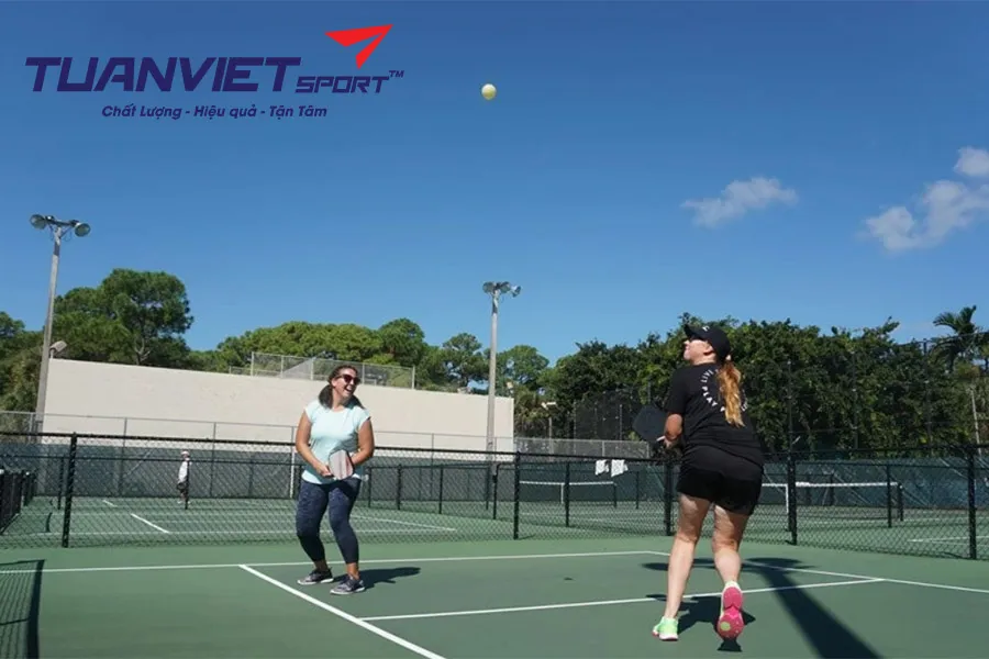 Cách Xử Lý Những Cú Lob Trong Pickleball Hiệu Quả Và Nhanh Gọn