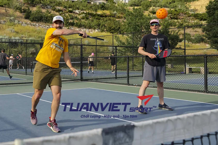 Chiến Thuật Đánh Sau Lưng Đối Thủ Trong Pickleball Đơn