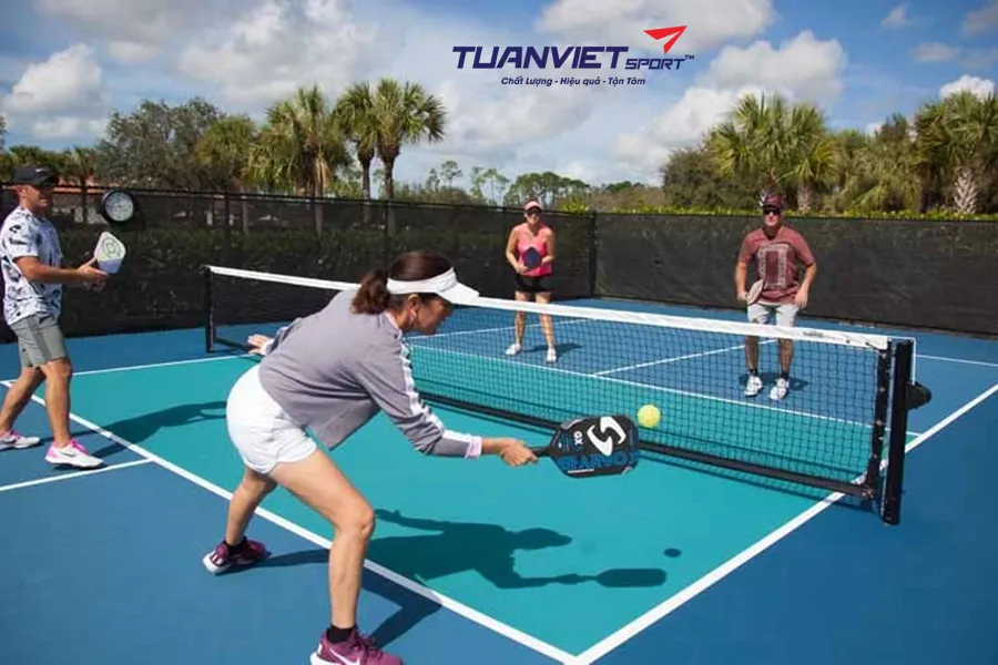 Có được phép vượt qua mặt phẳng lưới trong Pickleball không?