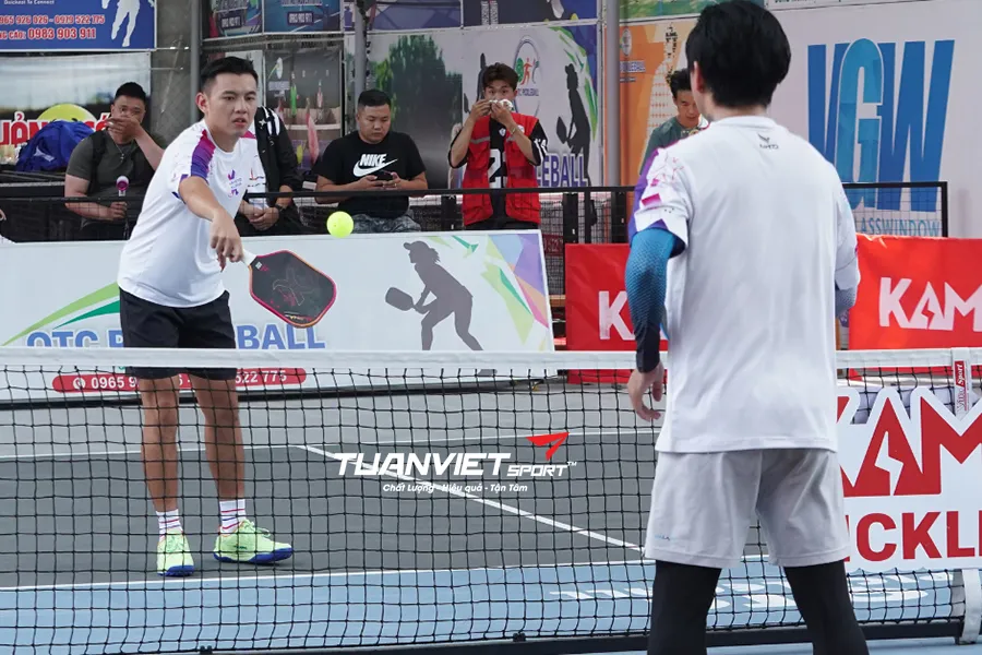 Có được phép vượt qua mặt phẳng lưới trong Pickleball không?