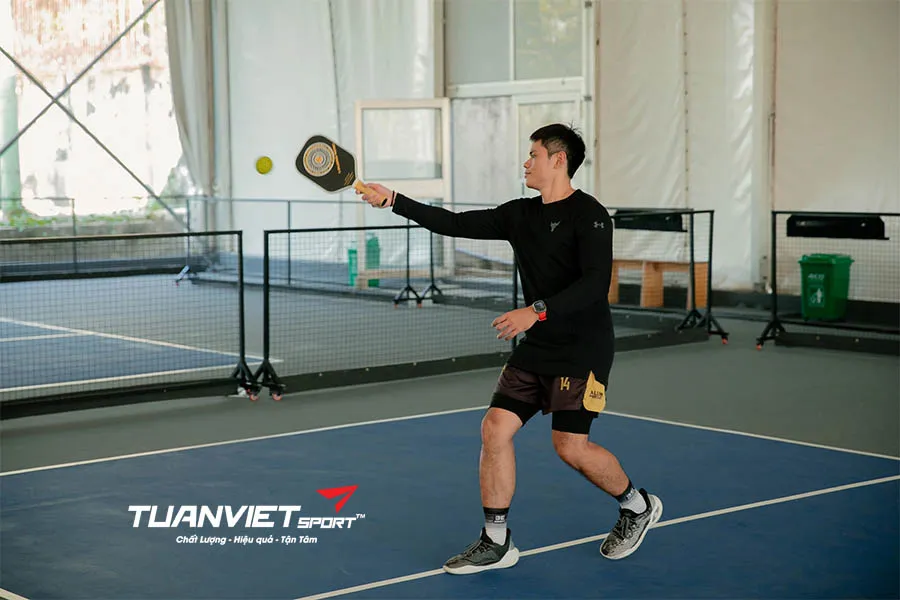 Có nên luôn đánh drive khi đối thủ đánh bóng xoáy cắt trong Pickleball?