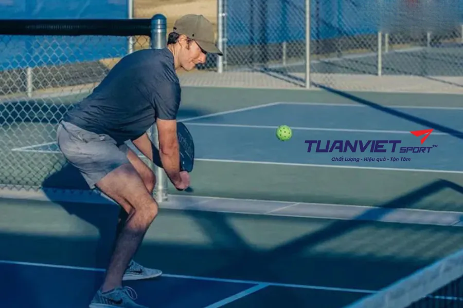 Có nên luôn đánh drive khi đối thủ đánh bóng xoáy cắt trong Pickleball?