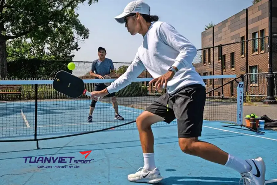 Có nên luôn đánh drive khi đối thủ đánh bóng xoáy cắt trong Pickleball?