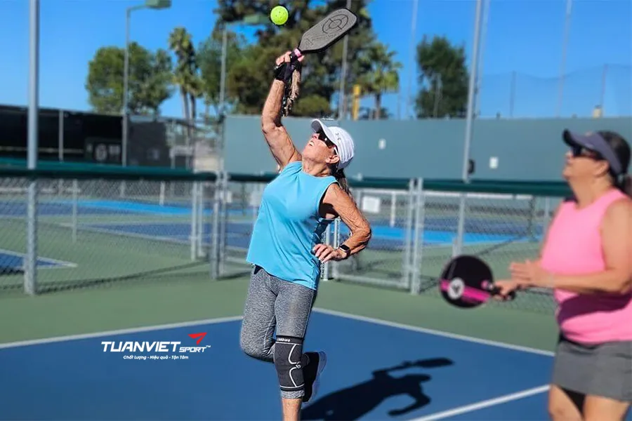 Có nên luôn đứng sát vạch kitchen trong pickleball? Sự thật nhiều người hiểu sai