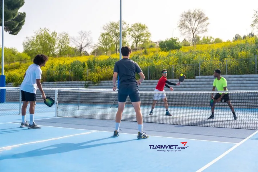 Có nên luôn đứng sát vạch kitchen trong pickleball? Sự thật nhiều người hiểu sai