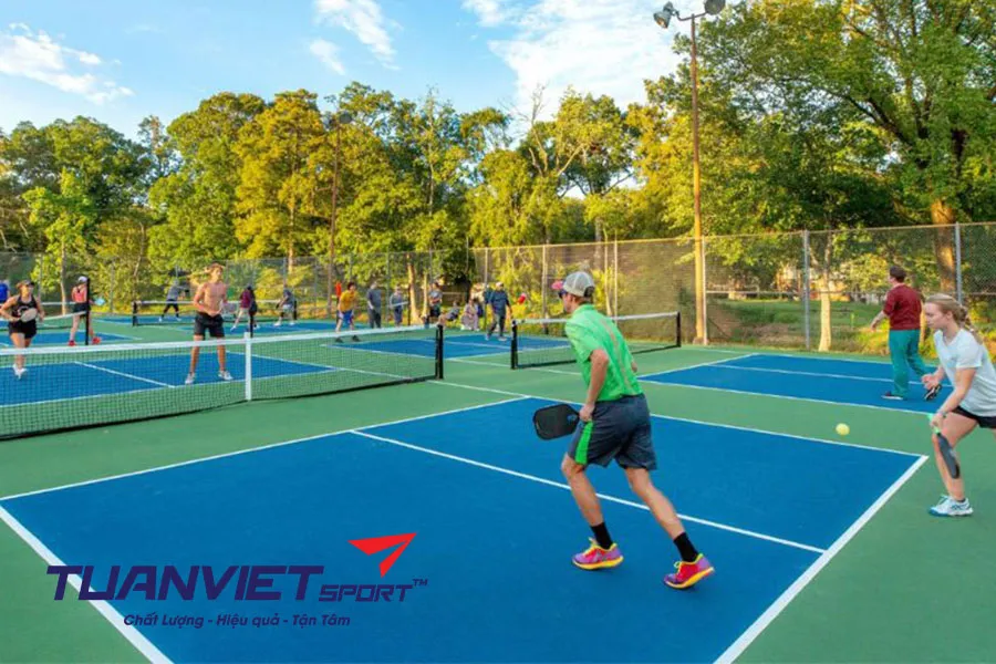 Có nên thực hiện cú Lob bóng về phía đèn hay mặt trời khi chơi Pickleball?