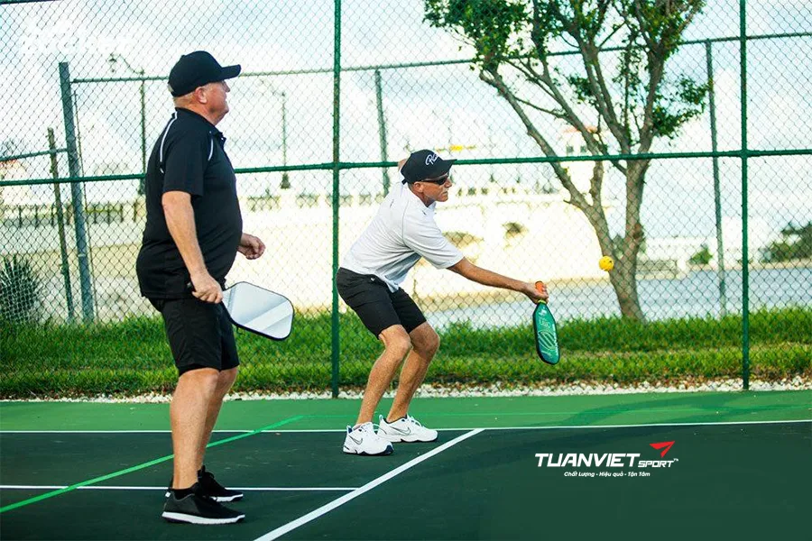 C&oacute; n&ecirc;n thực hiện kỹ thuật lob b&oacute;ng hướng về ph&iacute;a mặt trời hoặc đ&egrave;n s&acirc;n kh&ocirc;ng?