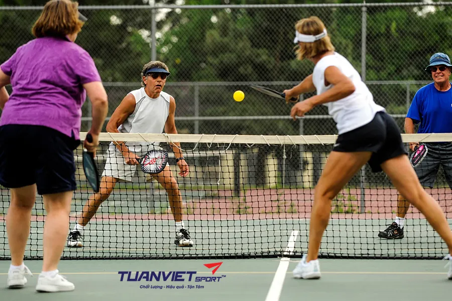 Đặc điểm của người chơi bên trái và bên phải trong pickleball