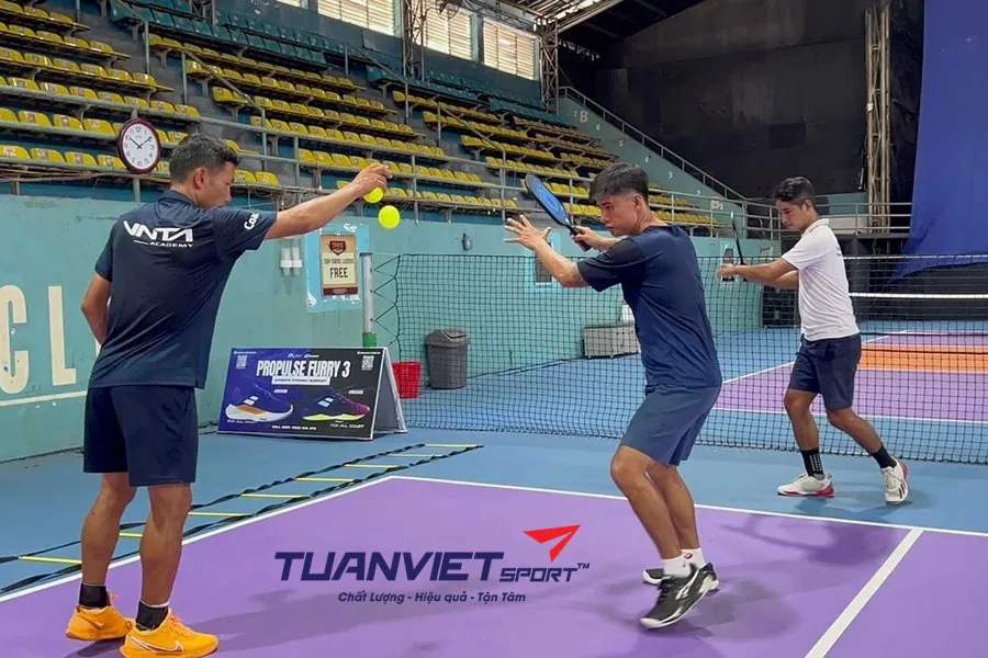 Giáo án dạy giao bóng trong Pickleball cho giáo viên: Từ cơ bản đến nâng cao