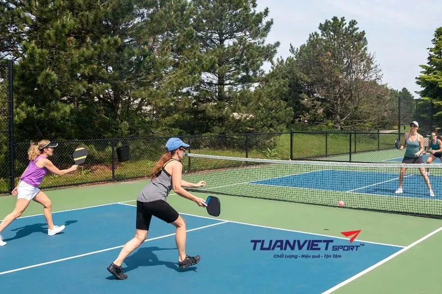 Giao bóng Pickleball hợp lệ hiểu đúng luật và xử lý khi bị thách thức